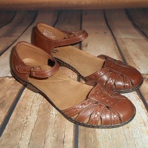Clarks Collection Cushioned Closed-Toe Sandals